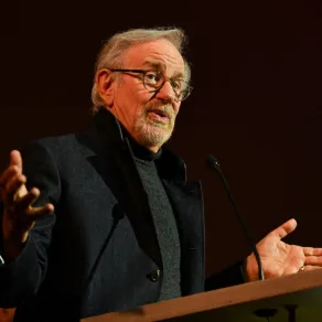 ستيفن سبيلبرغ في متحف أكاديمية فنون وعلوم الصور المتحركة في لوس أنجلوس (Steven Spielberg at the Academy Museum of Motion Pictures in Los Angeles). مصدر الصورة: Chris DELMAS / AFP