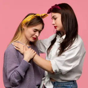 أنا أعتذر لك على ما فعلت، لم أكن أقصد إيذاءك أبداً، أعدك بأنني سأفعل ما بوسعي لتصحيح الأمر- المصدر: freepik by karlyukav شابة تربت على كتف صديقتها تواسيها - المصدر: freepik by karlyukav