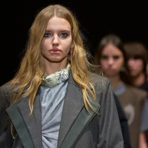 من عرض Absent Findings Polimoda  لأسبوع دبي للموضة خريف شتاء 2026-2027 -  مصدر الصورة LaunchmetricsSpotlight©  