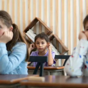 صورة أطفال يشعرون بالملل