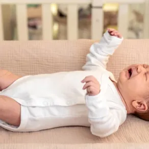 رفرفة اليدين أو القدمين حركات تخيف الأم صورة لطفل ترفرف يداه وقدماه