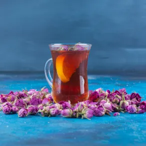 منقوع الورد الطائفي غني بمضادات الأكسدة - المصدر freepik منقوع الورد الطائفي غني بمضادات الأكسدة - المصدر freepik