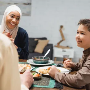 متى يجب إيقاف صيام الأطفال في شهر رمضان؟ صورة صيام الطفل في شهر رمضان