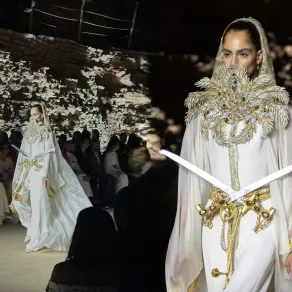 زي من دار عدنان أكبر- الصور من المركز الإعلامي لأسبوع الأزياء في الرياض 