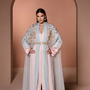 القفطان الديو باللونين الوردي والأزرق من سلمى بنعمر- الصورة من المكتب الإعلامي