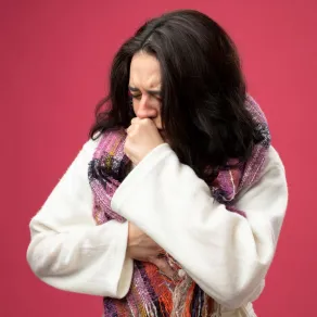 تصاب الحوامل بالسعال لعدة أسباب صورة لحامل لديها مضاعفات للسعال