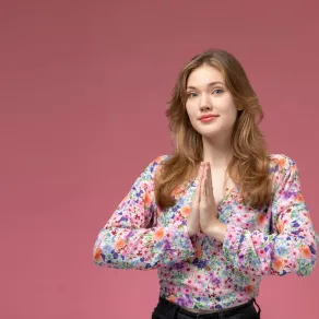 شابة تعبر عن الصدق والصراحة 