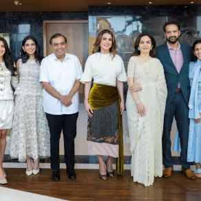 الملكة رانيا مع السيد موكيش أمباني والسيدة نيتا موكيش أمباني، مومباي، الهند. مصدر الصورة: Royal Hashemite Court