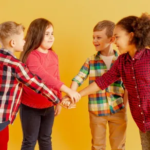 صورة لأطفال يتصافحون