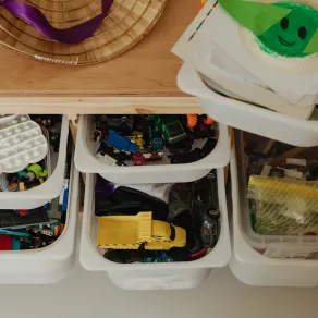 ألعاب الأطفال منظمة داخل صناديق بلاستيكية