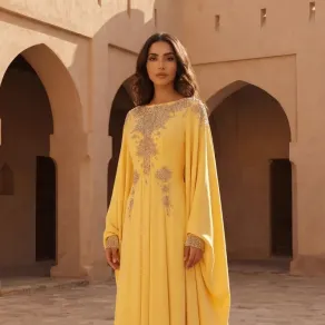 قفطان أصفر من مجموعة سِحر للمصممين خالد ومروان - الصورة من العلامة