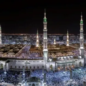 المسجد النبوي الشريف من الخارج ممتلئًا بالمصلين - الصورة من منصة صور السعودية أجواء روحانية تحفّ قاصدي المسجد النبوي في صلاة التراويح في أول ليلة من ليالي الشهر الفضيل