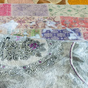 تنظيف السجاد باستخدام سائل غسيل الأطباق الشفاف والماء الفاتر تنظيف السجاد