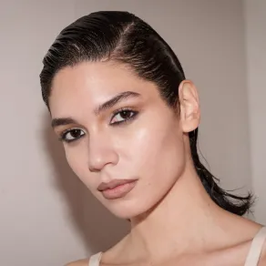 من عرض كريستيان كوان Christian Cowan - الصورة من Launchmetrics/Spotlight© أخطاء ترتكبينها في رمضان تسبب جفاف بشرتك وتفقدها مرونتها وتألقها الطبيعي