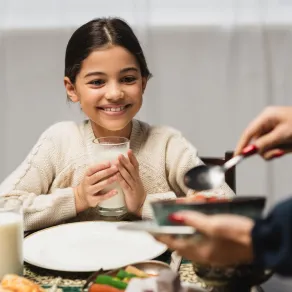 أكلات إفطار رمضانية صحية للأطفال صورة أم تقدم الطعام لطفلتها