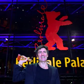 المخرج إيلكر كاتاك (Ilker Catak) الفائز بجائزة أفضل فيلم بمهرجان برلين السينمائي 2026. مصدر الصورة: JOHN MACDOUGALL / AFP المخرج إيلكر كاتاك (Ilker Catak) الفائز بجائزة أفضل فيلم بمهرجان برلين السينمائي 2026. مصدر الصورة: JOHN MACDOUGALL / AFP