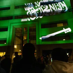 الواجهة الرئيسة لمبنى الملحقية الثقافية تتزين بعروضٍ مرئية حول تاريخ الدولة السعودية. الصورة من وكالة الأنباء السعودية "واس" الواجهة الرئيسة لمبنى الملحقية الثقافية تتزين بعروضٍ مرئية حول تاريخ الدولة السعودية