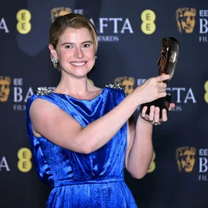 جيسي باكلي Jessie Buckley في حفل توزيع جوائز بافتا 2026. مصدر الصورة: JUSTIN TALLIS / AFP جيسي باكلي Jessie Buckley في حفل توزيع جوائز بافتا 2026. مصدر الصورة: JUSTIN TALLIS / AFP