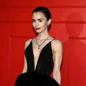 ليلي كولينز Lily Collins من العرض الخاص للموسم الخامس من "Emily in Paris" - مصدر الصورة: Blanca CRUZ / AFP