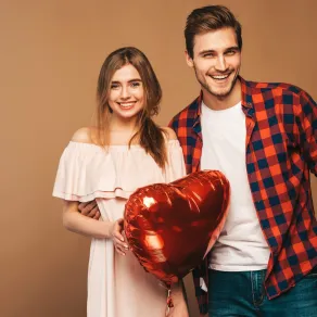 الاحتفال بيوم الحب مع الزوج- مصدر الصورة freepik