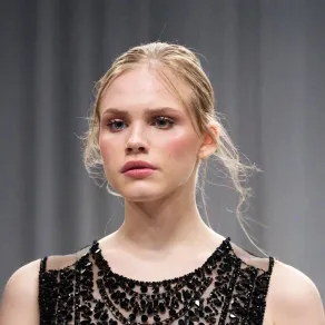 من عرض Novague في أسبوع الهوت كوتور ربيع وصيف 2026- الصورة من LaunchmetricsSpotlight ©