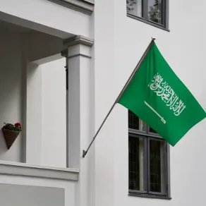 العلم السعودي يزين واجهة المنزل في ذكرى يوم التأسيس 2026 واجهة المنزل مع العلم السعودي