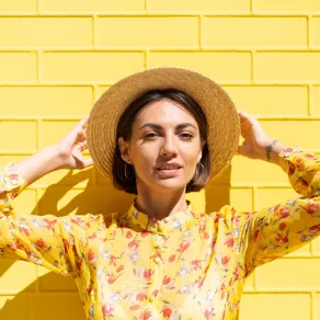 رؤيا الثياب الصفراء في المنام - مصدر الصورة: Freepik by kroshka__nastya