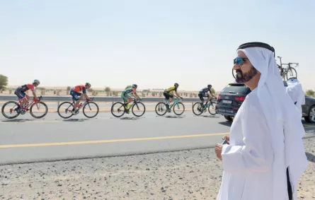 الشيخ محمد بن راشد يتابع جانبًا من فعاليات طواف دبي