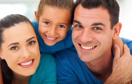 الأسنان وتجميل الابتسامة: طبيب يتحدث على أحدث التطورات