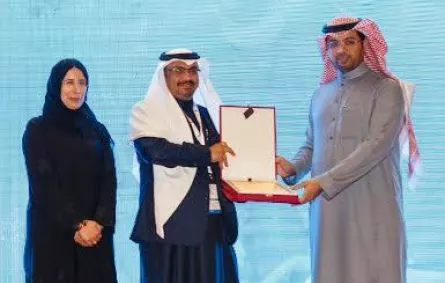د. أحمد أبوشايقة يحصد جائزة نسيبة بنت كعب للتمريض