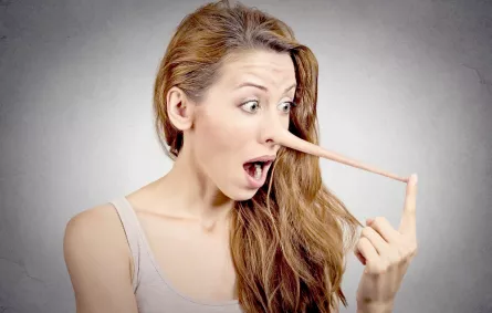 احذري 4 كذبات تؤذي مستقبل طفلك