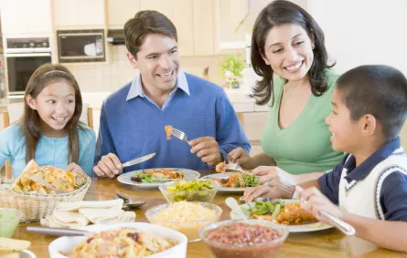 10 أمور يحتاجها طفلك منك