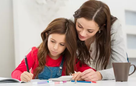 طفلك لا يحدثك عن يومه في المدرسة؟ جرّبي هذه الأسئلة