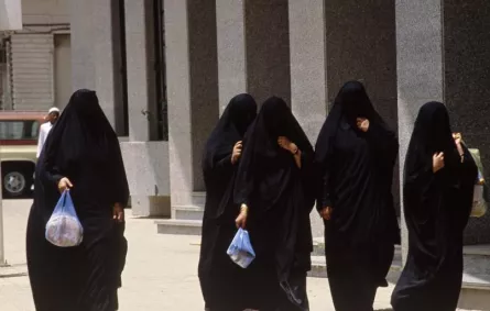 حُرمت من التعليم والزواج لانفصال والدَيها!
