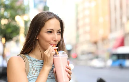 6 مخاطر غير متوقعة للشرب من الماصة