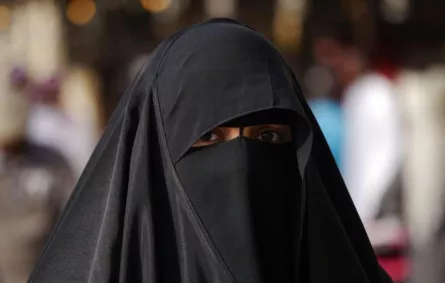 سعودية تطالب بنبش قبر ابنها بعد عام من وفاته!