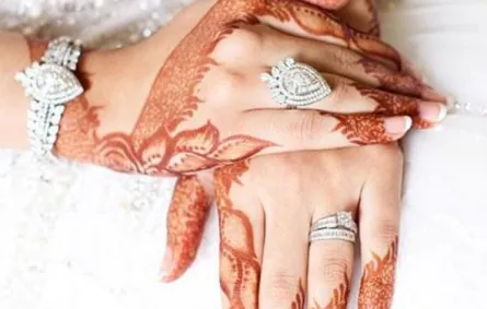 عروس تتكفل بتوصيل المدعوات إلى زفافها مجاناً