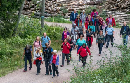 ملكة النرويج ترافق نساء لاجئات في نزهة إلى الغابة