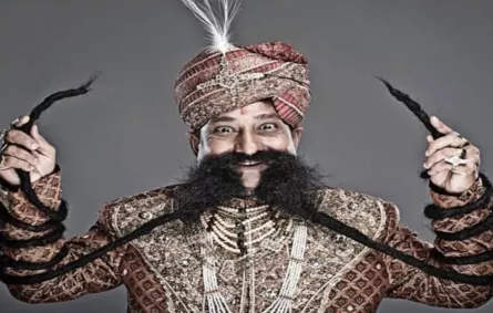 هندي يقضي ساعتين يومياً للاعتناء بشاربه!