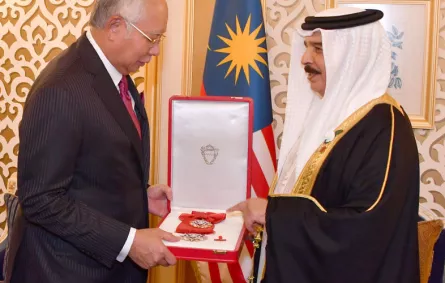 ملك البحرين يستقبل رئيس وزراء ماليزيا وحرمه