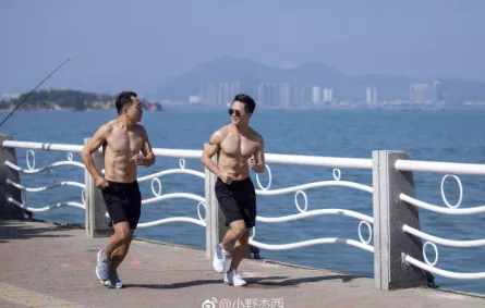 صور صادمة.. عائلة صينية تصل إلى الوزن المثالي في 6 أشهر