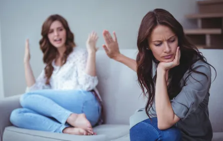 ثلاثة يصيبونك بالاكتئاب فاحذريهم