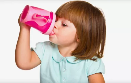 طرق مجربة في التدبير المنزلي لغسل وتعقيم أكواب الأطفال