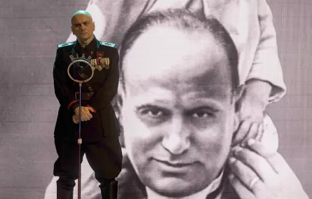 «موسوليني» حيًّا يحكم إيطاليا.. في فيلم «لقد عدت»