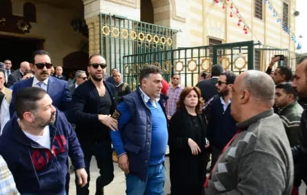 بالفيديو والصور: تامر حبيب يشيع جثمان والدته بحضور منة شلبي والهام شاهين وأمينة خليل ودينا الشربيني