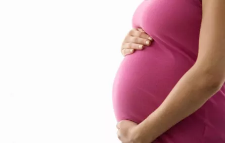 الأمهات الأكبر سناً قد يحرمن بناتهن من الإنجاب