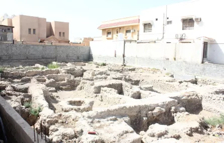 سعودي يكتشف مدينة أثرية يعود تاريخها إلى 700 عام بجزيرة دارين بالشرقية