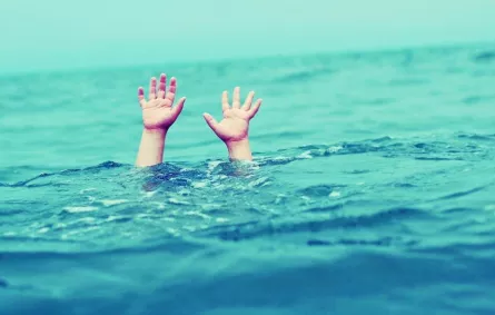 طفلة بين الحياة والموت ومطالبات بنقلها لمستشفى مختص