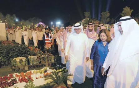القنصل الأمريكي تشيد بجمال الزهور والنباتات في ربيع الشرقية