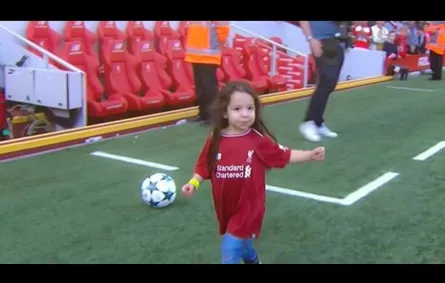 فيديو.. "مكة" محمد صلاح تسرق الأضواء بتتويج والدها هدافاً للـ"بريميرليغ"